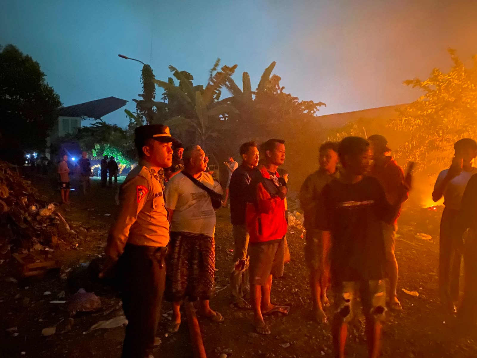 Respon Cepat Laporan 110, Polisi dan Damkar Padamkan Kebakaran di Belakang Stadion Widya Manggala Kedungwuni