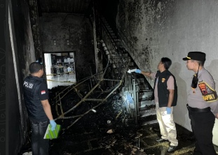 Gudang Toko Pakaian di Doro Terbakar, kerugian ditaksir mencapai 200 juta.